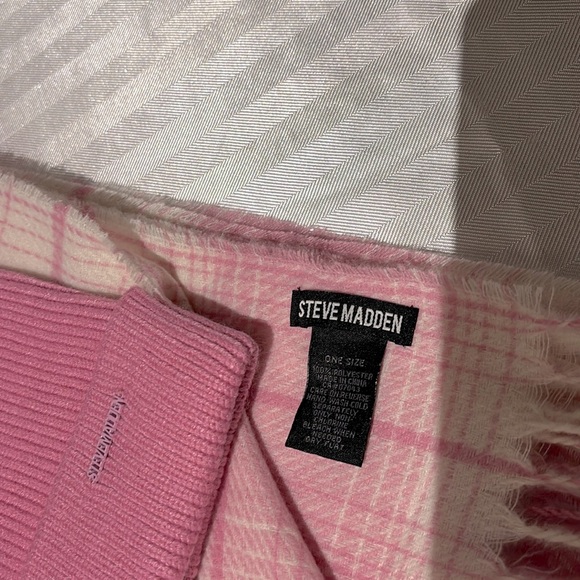 Cute pink hat & scarf 💓 - Picture 3 of 4